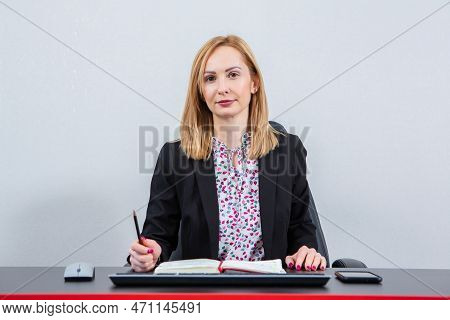 Business Woman Works In The Office. Iindependent Lady Who Studies From A Distance. Learning At Home.