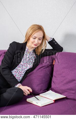 Business Woman Works In The Office. Iindependent Lady Who Studies From A Distance. Learning At Home.