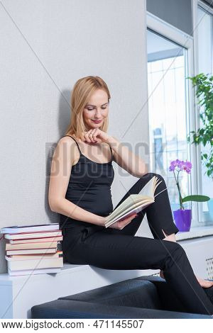 Business Woman Works In The Office. Iindependent Lady Who Studies From A Distance. Learning At Home.