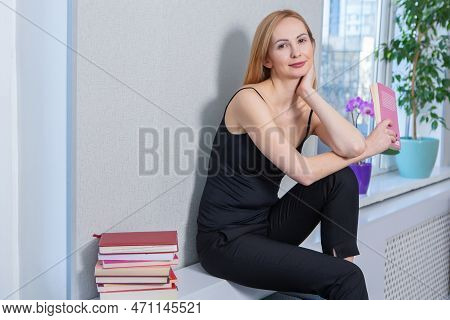 Business Woman Works In The Office. Iindependent Lady Who Studies From A Distance. Learning At Home.