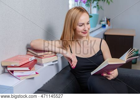 Business Woman Works In The Office. Iindependent Lady Who Studies From A Distance. Learning At Home.