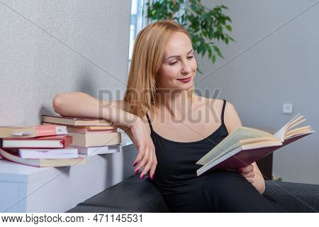 Business Woman Works In The Office. Iindependent Lady Who Studies From A Distance. Learning At Home.