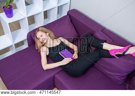 Business Woman Works In The Office. Iindependent Lady Who Studies From A Distance. Learning At Home.