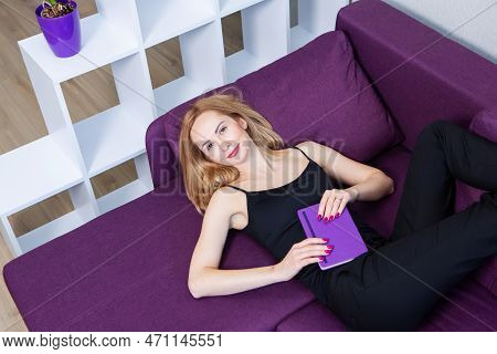 Business Woman Works In The Office. Iindependent Lady Who Studies From A Distance. Learning At Home.