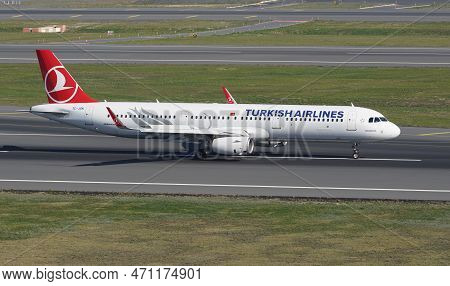 Istanbul, Turkiye - November 05, 2022: Turkish Airlines Airbus A321-231 (6508) Landing To Istanbul I