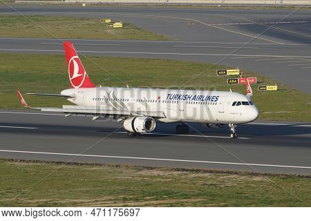 Istanbul, Turkiye - November 05, 2022: Turkish Airlines Airbus A321-231 (7516) Landing To Istanbul I