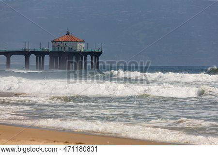 Manhattan Beach In California With Pier Out In To The Pacific Ocean. Manhattan Beach Pier. People Wa