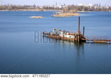 Large Industrial Pump For Pumping Sand From The Bottom Of The Lake.
