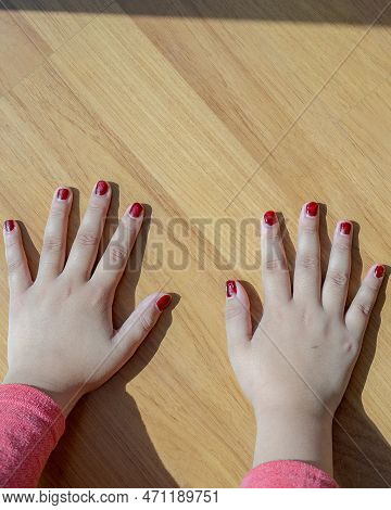Hands With Henna In A Bright Sunlight On The Floor. Drying Henna At Home.