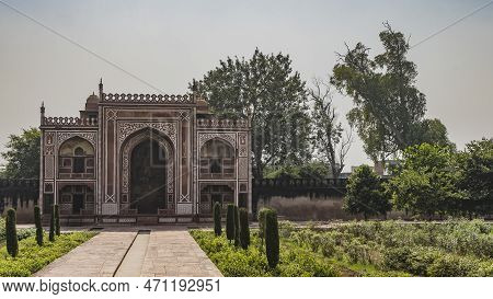 The Ancient Building In The Itmad-ud-daula Tomb Complex Is Made Of Red Sandstone Decorated With Whit