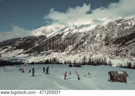 Val-cenis - France - February 24, 2022 : Skiers On Ski Slopes In The French Alps