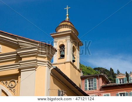 Bella - vista sulla torre campanaria nella città vecchia