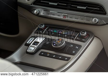 Moscow, Russia - December 18, 2021 Hyundai Palisade (lx2) Drive Selector Button. Car Interior, Offro