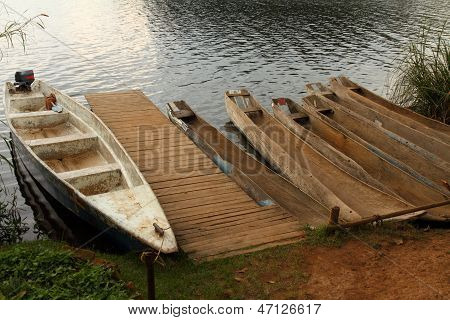 Piroga canoe in attesa presso la darsena
