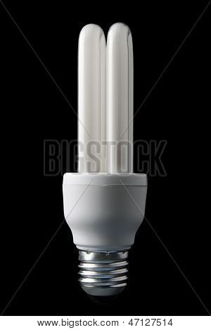 Enerji tasarruflu ampul siyah arka plan üzerine izole.