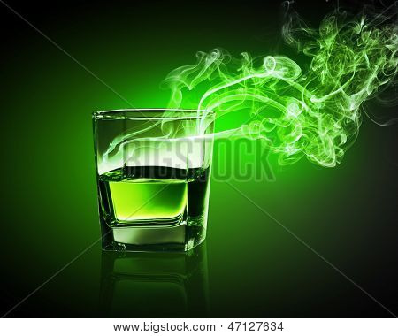 Sklo zelené absinthu s dým chodit