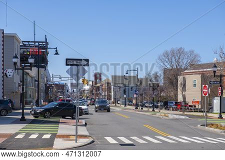 Somerville, Ma, Usa - Apr. 15, 2022: Historic Commercial Buidlings On Somerville Avenue At Union Squ