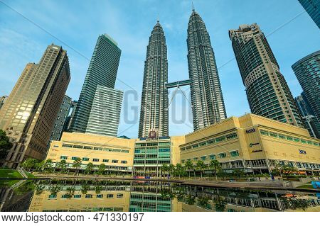 Kuala Lumpur, Malaysia - January 2023: Petronas Twin Towers In Suria Mall Square With Fountains. The