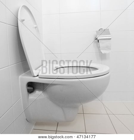 Tazza bianca in un bagno moderno.