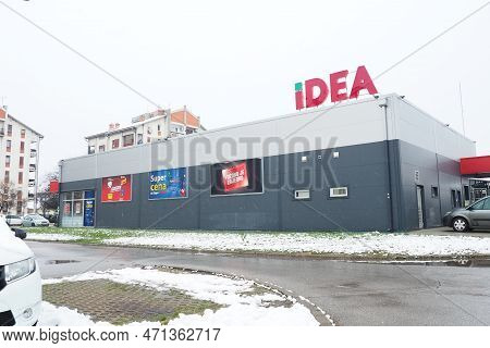 Sremska Mitrovica, Serbia, January 27, 2023 Logo Of Idea On A Supermarket. Part Of Agrocor Konzum Me