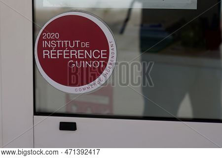 Bordeaux , Aquitaine  France - 09 02 2023 : Guinot Instut De Reference Paris French Shop Cosmetics P