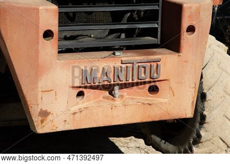 Bordeaux , Aquitaine  France - 02 20 2023 : Manitou Logo Brand And Text Sign On Old Tractor Rental F