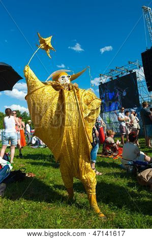 Moskwa - 15 czerwca: Ludzie uczestniczyć na świeżym powietrzu koncert na X Międzynarodowy Festiwal jazzowy 