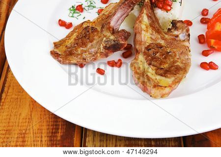 maso potraviny: žebra na bílém pozadí s garnich rýže a rajčata nad dřevo