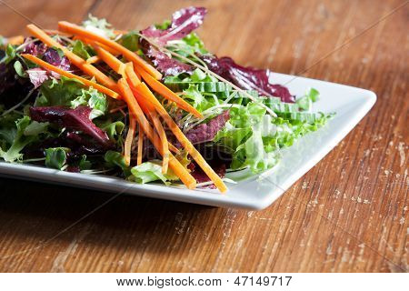 Farverige arugula salat i rustikke omgivelser