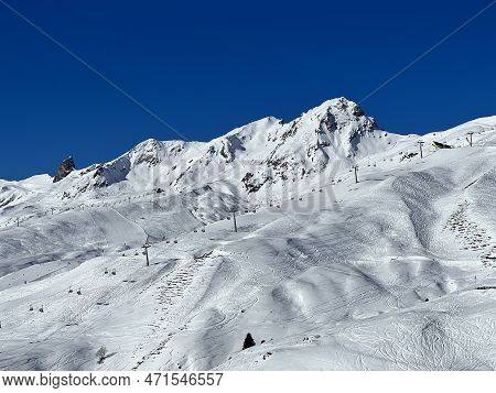 Snow-capped Alpine Peak Plattenhorn (2554 M) In The Plessur Alps Mountain Range (plessuralpen Or Ple