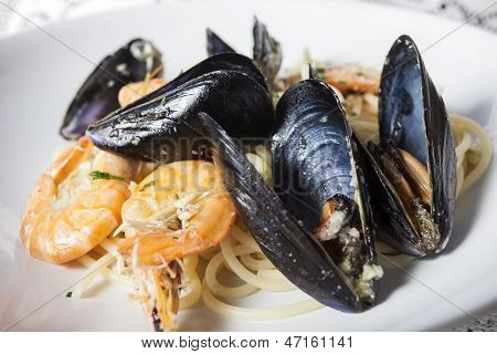 Pasta med muslinger og rejer
