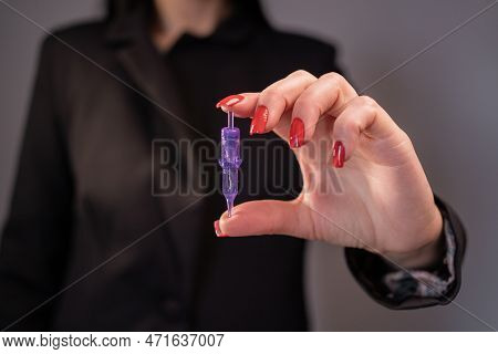 Female Master Of The Eyebrow Holds A Disposable Needle For An Eyebrow Tattoo Machine In Her Hand. Pe