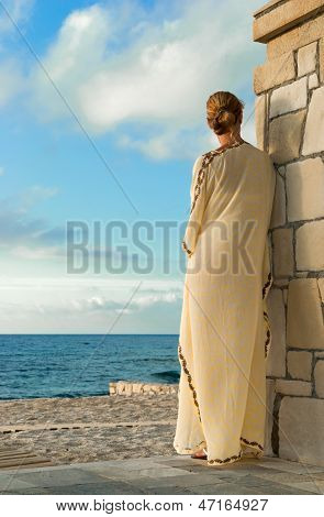 Estilo griego mujer buscando el mar
