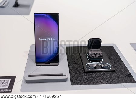 Barcelona , Spain - February 27 2023: Mobile World Congress 2023 In Barcelona. Booth Or Stand Of Sam