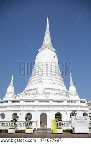 Bangkok, Thailand- 14 Feb, 2023: View Of Grand, Whitewashed Stupa In Wat Prayoon, Bangkok. It Sits O