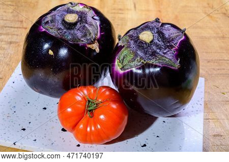 Fresh Ripe Sicilian Purple Globe Violetta Eggplants Vegetables Ready To Cook, Healthy Italian Food