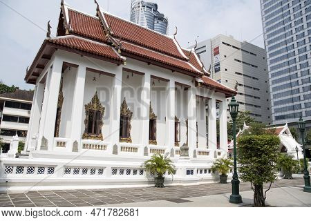 Bangkok, Thailand- 17 Feb, 2023: Wat Pathum Wanaram Temple Is Located Between The Two Shopping Malls