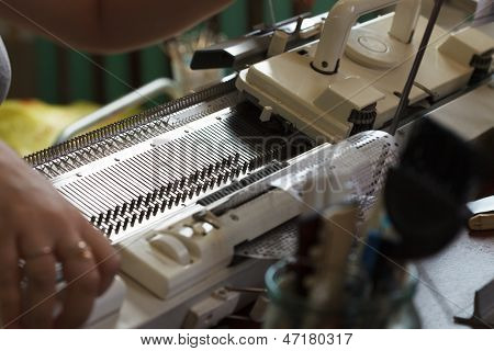 Moderna máquina para hacer punto de molino que teje