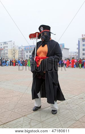 Lidé nosí barevné oblečení, Yangko taneční představení v ulici