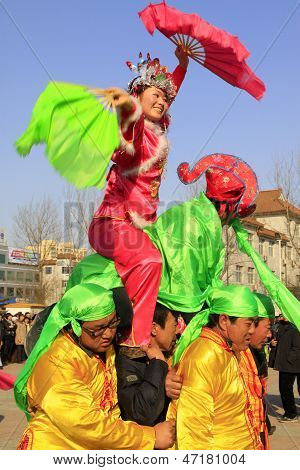 Lidé nosí barevné oblečení, Yangko Dance Varieté v ulicích