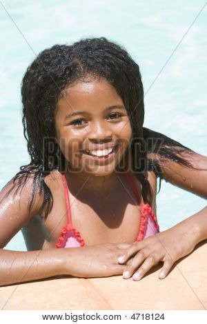 Niña en piscina sonriendo