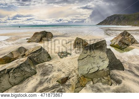 Flakstad Beach