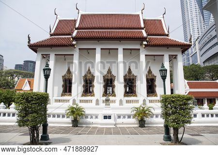 Bangkok, Thailand- 17 Feb, 2023: Wat Pathum Wanaram Temple Is Located Between The Two Shopping Malls