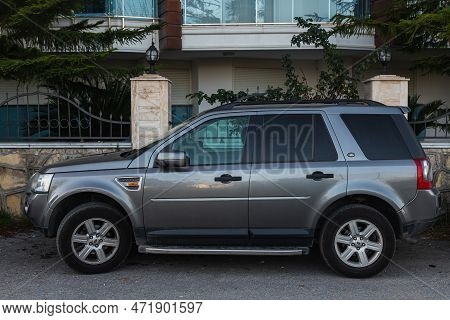 Side, Turkey -january 24, 2023:   Gray Land Rover Freelander  Parked In The Old Tourist City,  Side 