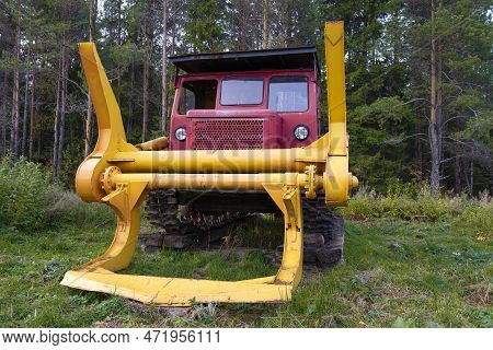Sharya, Russia - September 24, 2018: Lt-65 Jaw Loader At The Forest Border