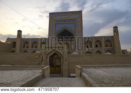 Khiva, Uzbekistan - September 08, 2022: The Ancient Madrasah Of Allakuli Khan In The Early Morning. 