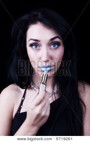 Belle jeune femme lèvres de peinture dans la couleur bleue