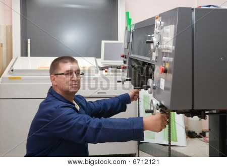 Impresora trabajando a máquina Offset