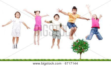 Famiglia felicità all'aperto nel bellissimo scenario naturale