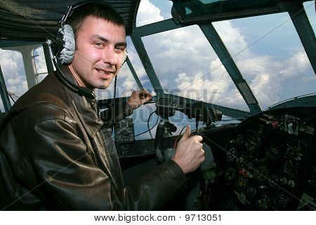 Jovem piloto na cabine do avião